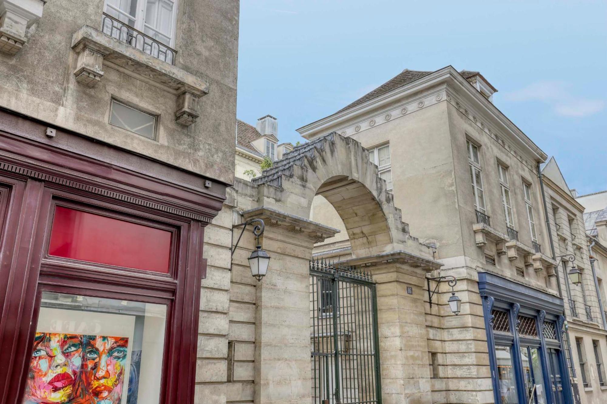 Luxury Penthouse With A/c Terrace & View-le Marais Paris